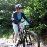 Signora in mountain bike